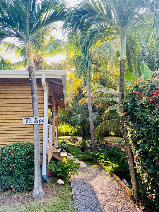 Villa Gaïa - Bungalow Ti-Spa et son jacuzzi privé dans un jardin tropical, séjour en amoureux ou en famille Le Diamant Extérieur photo