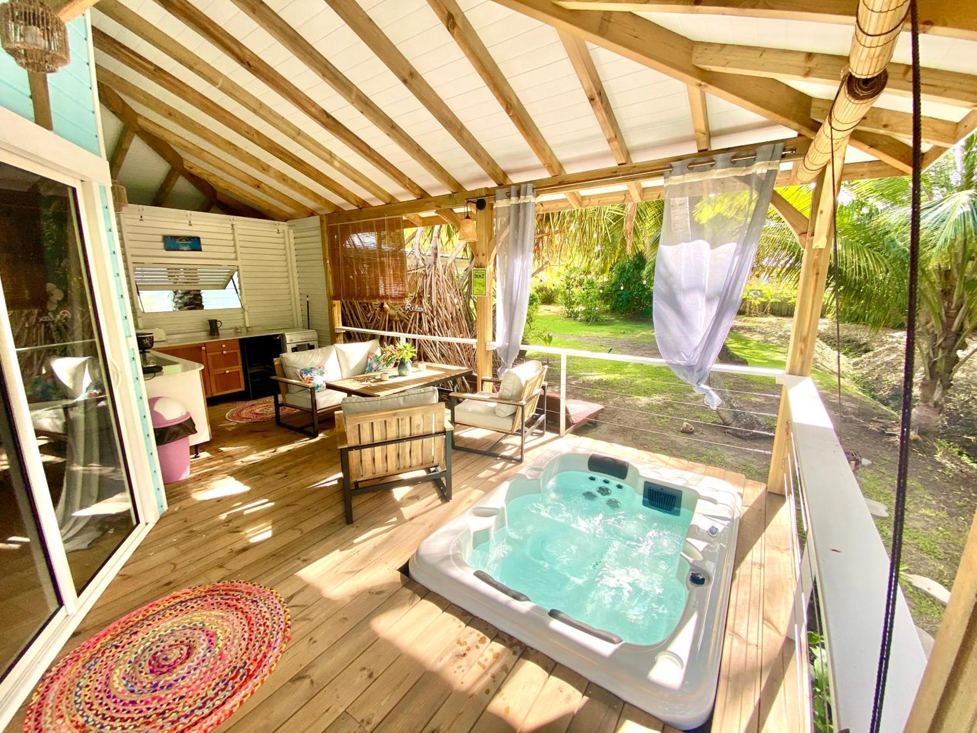 Villa Gaïa - Bungalow Ti-Spa et son jacuzzi privé dans un jardin tropical, séjour en amoureux ou en famille Le Diamant Extérieur photo